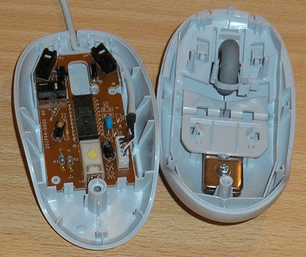 Logitech Optical Mouse, les entrailles &agrave; l&acute;air