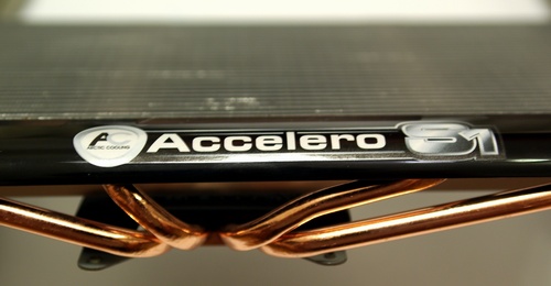 Arctic-Cooling Accelero S1 rev 2 : on distingue les 4 caloducs alors que la version S2 n&acute;en comporte que 2