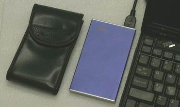 Exemple de boitier recyclant l&acute;ancien disque dur en clef USB de tr&egrave;s grosse capacit&eacute;