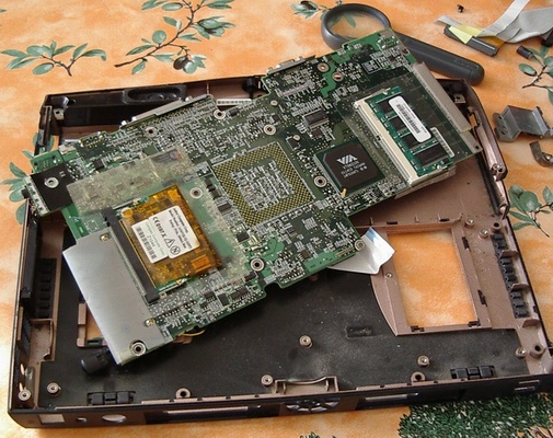 La carte m&egrave;re hors de son carter (photo d&acute;un COMPAQ 12 XL 409)